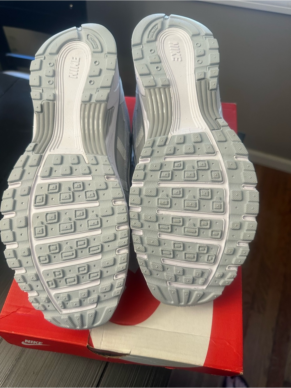 Nike White/Light Gray Athletic Sneakers Mens size 10 Women’s size 11.5 - Picture 4 of 7